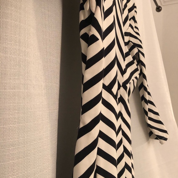 Large Black and White Bebe Dress - Picture 5 of 8